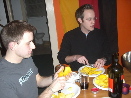 Steffen und ich beim Mango schneiden