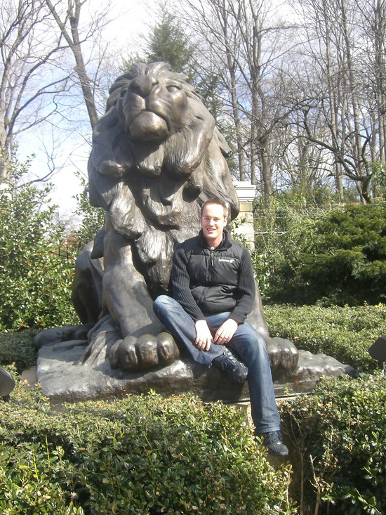 Michael vorm Eingang des National Zoo in Washington DC